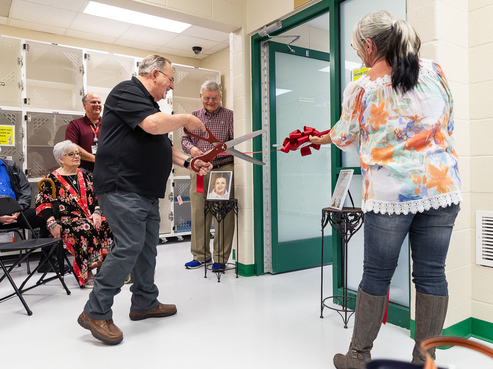 Carolyns corner ribbon cutting 1000px 1